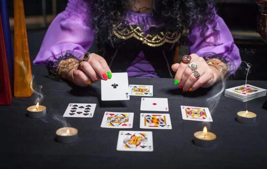 Fare divinazione con le carte francesi si può?