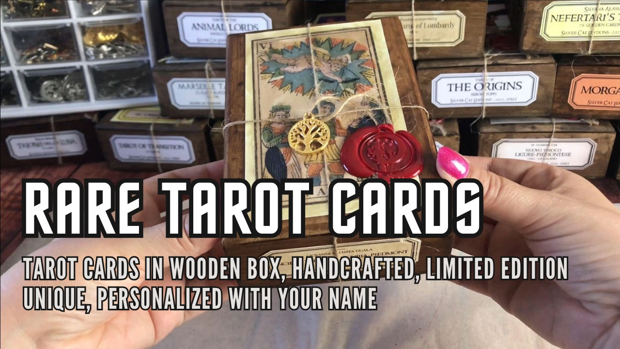Carica il video: Tarocchi fatti a mano in scatola di legno - edizione limitata