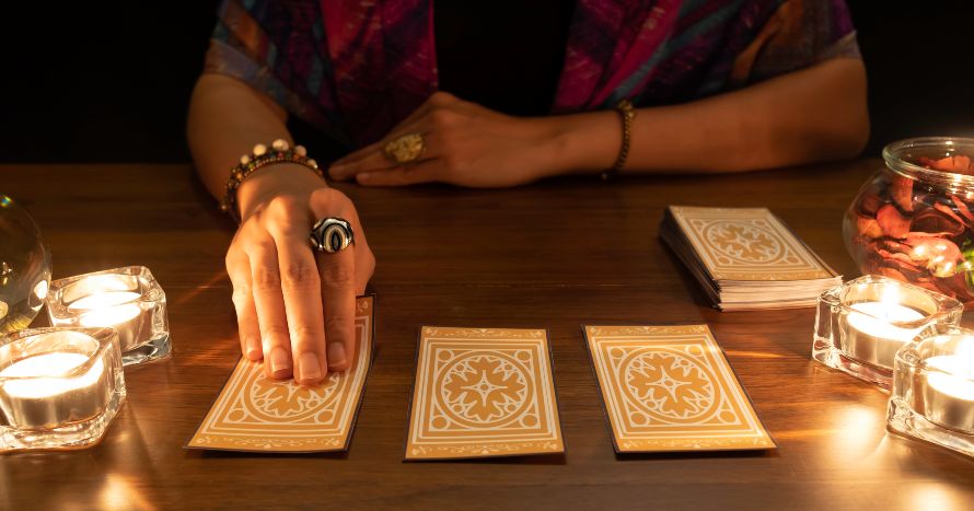 Come leggere i Tarocchi? Ecco 4 modi per leggere le carte + alcuni consigli